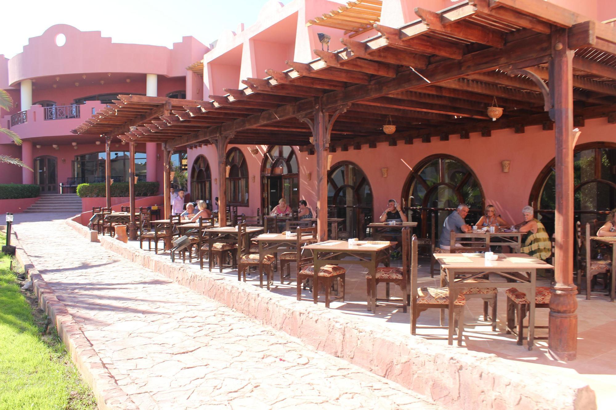 Курортный комплекс Tropitel Oasis
